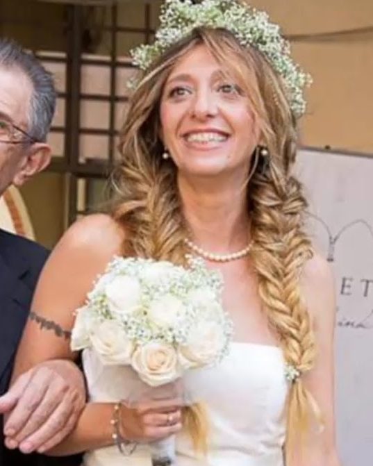 Acconciatura da sposa con trecce e corona di fiori